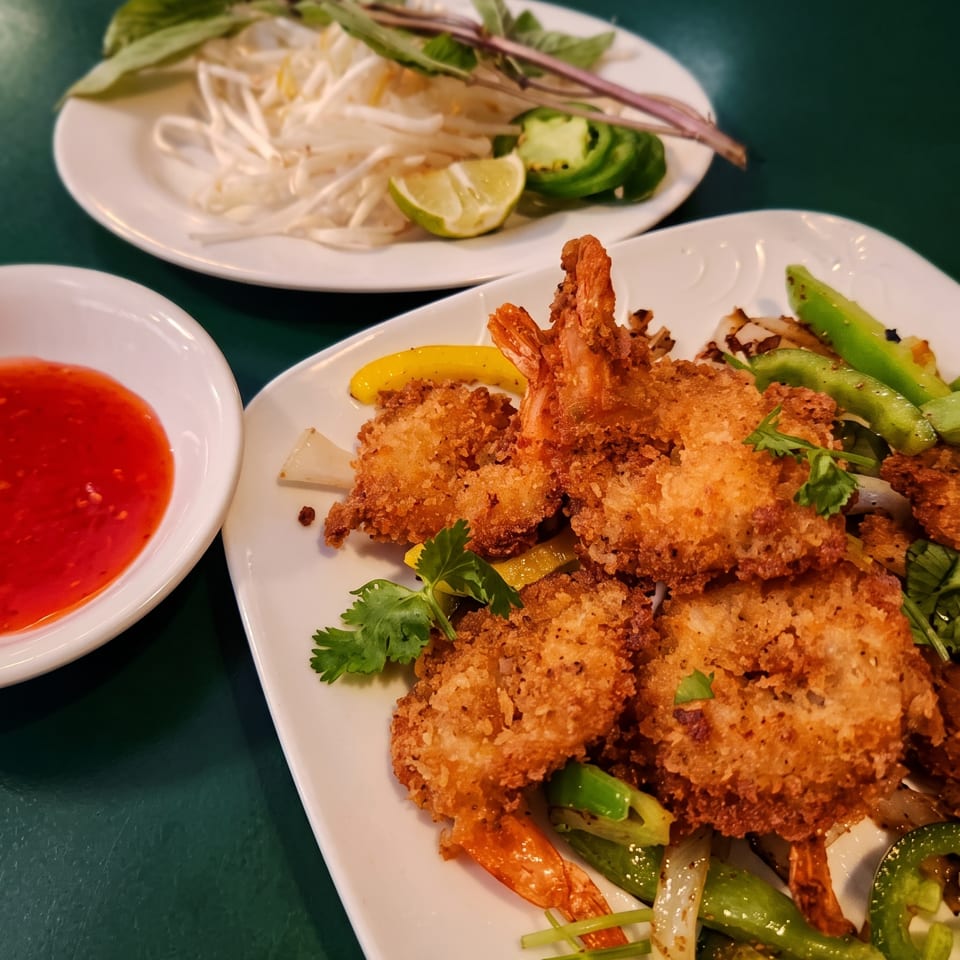 Crispy fried shrimp with green peppers, onions, and cilantro, served with sweet chili sauce and bean sprouts.